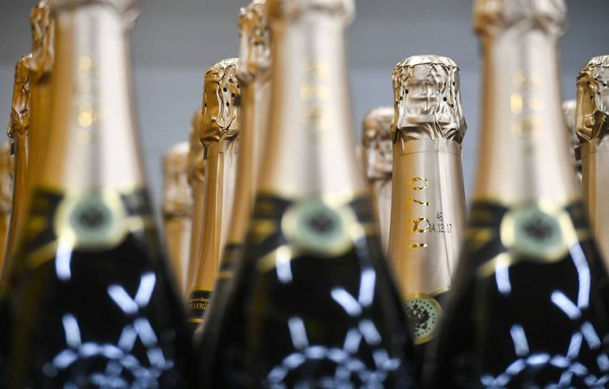 В России может резко подорожать шампанское