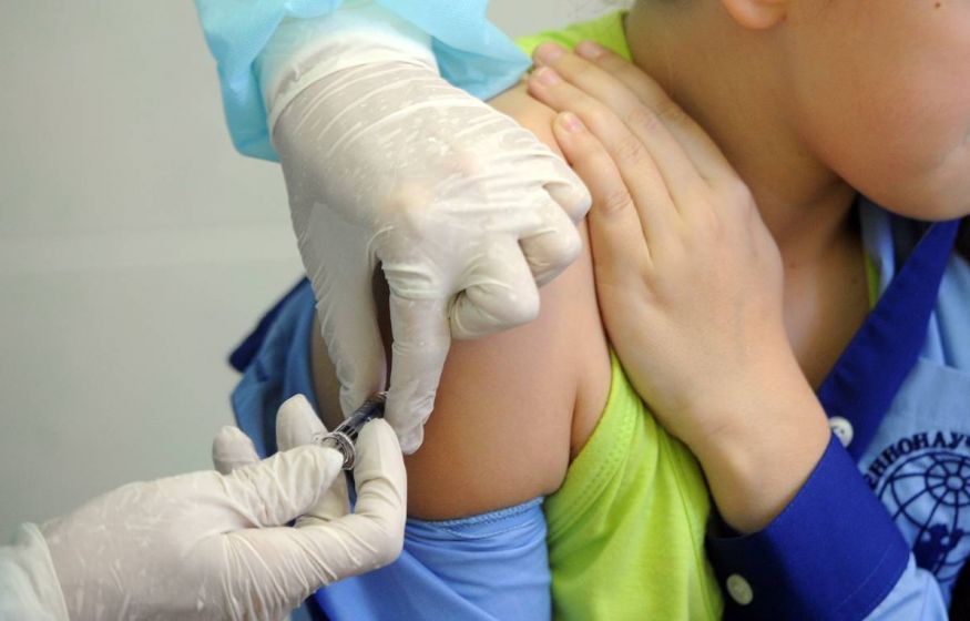 Больше половины россиян поддержали вакцинацию детей от COVID-19