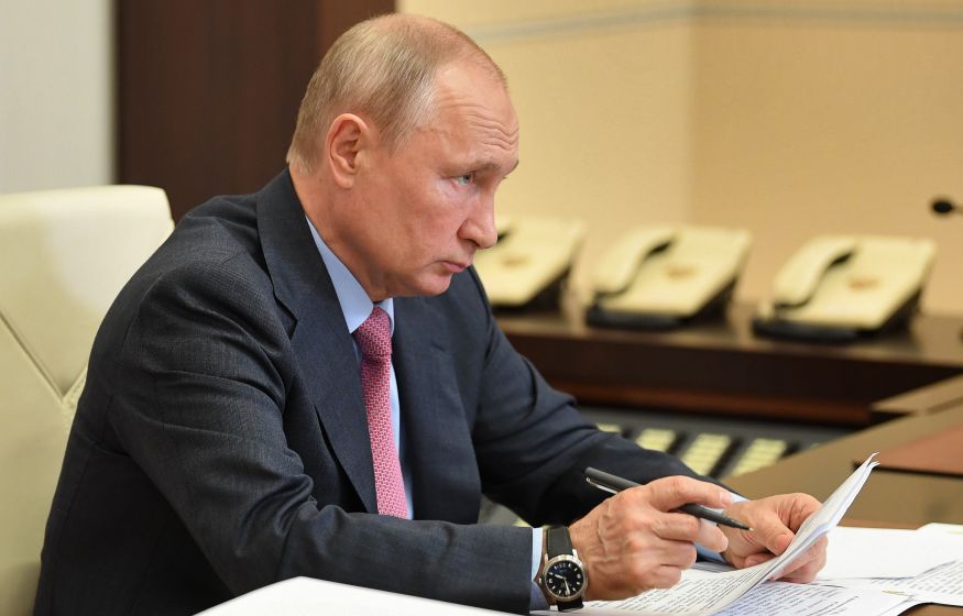 Путин поручил защитить россиян от роста цен