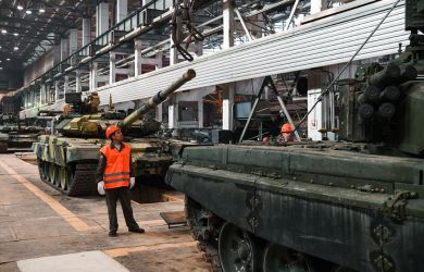 Заключенных отправили собирать танки на крупнейший танковый завод в России