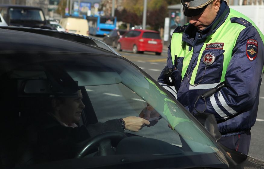 В Совфеде предложили изымать машины у таксистов-нелегалов