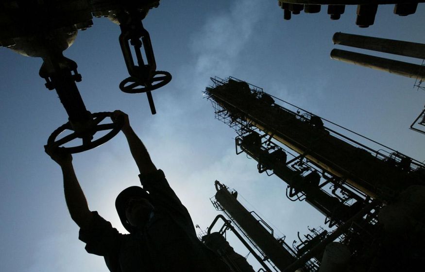 Цены на нефть поползли вверх после вступления в силу потолка цен на российское топливо