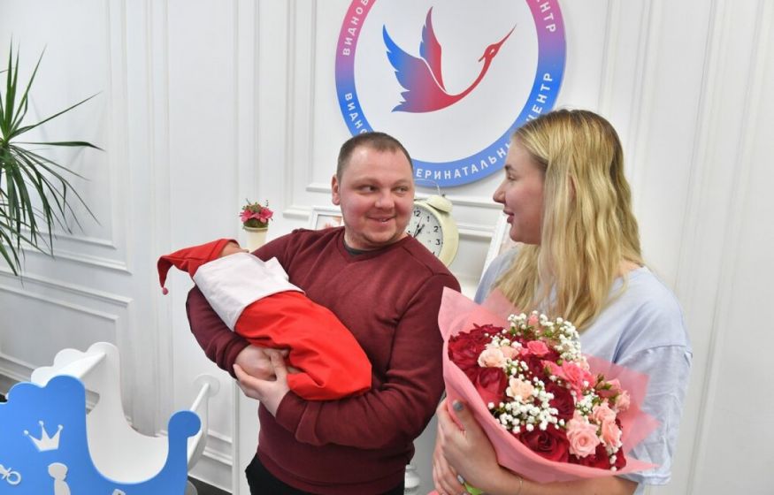 Власти спросили россиян, как простимулировать их больше рожать