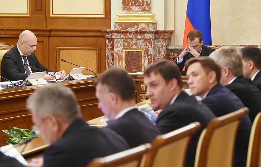 В Кремле обсуждают три варианта ответа на потолок цен на российскую нефть