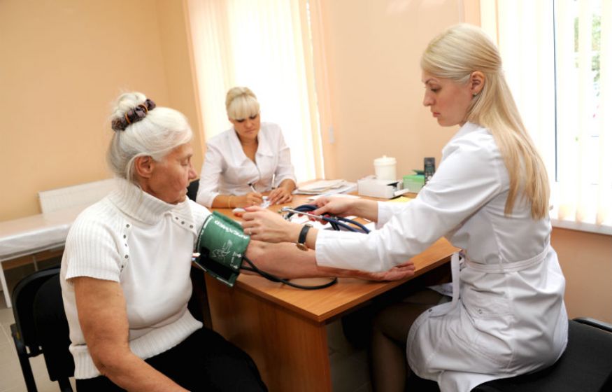 «Что вас еще не устраивает?» Минздрав призвал врачей быть вежливыми с россиянами