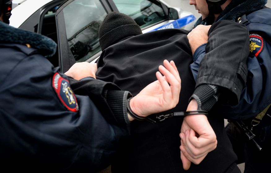 «Скрутили и посадили в бобик»: Полицейские поймали пассажира в метро, чтобы забрать в военкомат