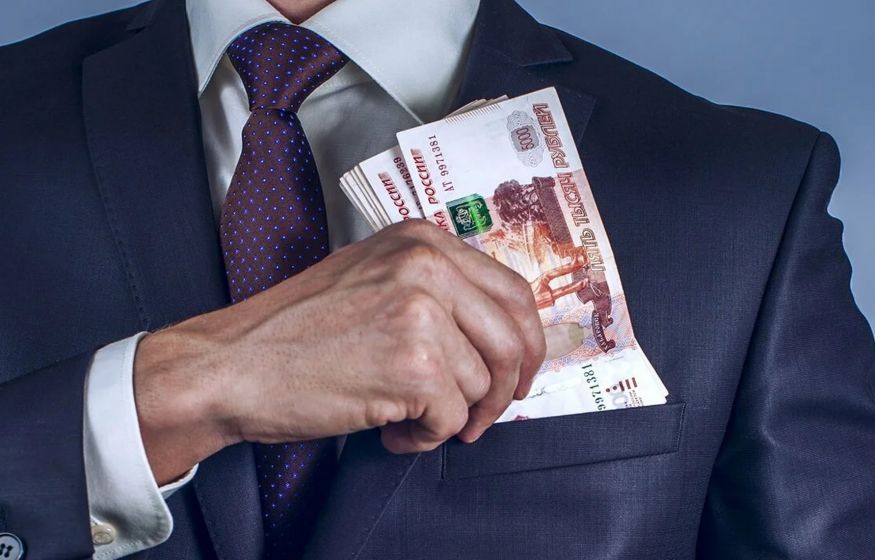 Чиновники повысили себе зарплаты на фоне падения доходов россиян во время спецоперации
