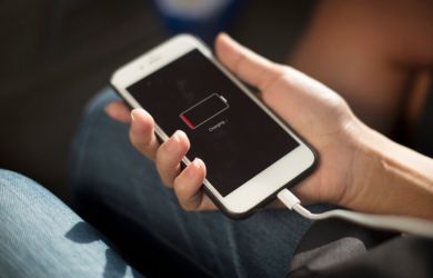 Новая угроза смартфонам: «Через беспроводные зарядки вводят голосовые команды и сжигают телефоны»