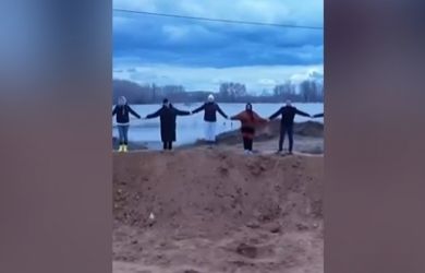 «Помощи не было»: жителям Оренбуржья пригрозили власти за самовольную дамбу  