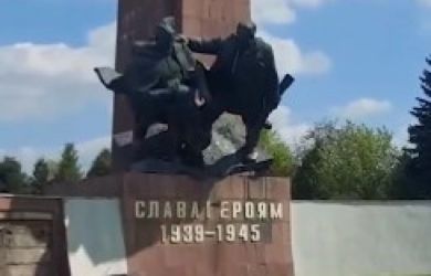 «Можно бомбить»: украинские власти сдают на металл памятники советским воинам 