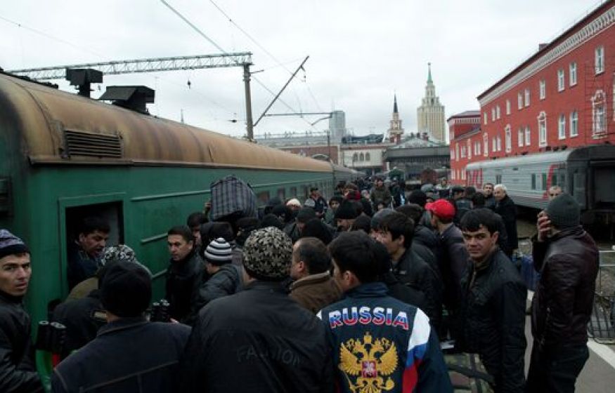 Клишас: мигранты должны жить в России по нашим законам