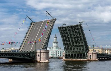 «НАТО готовит удар по стратегическим объектам Петербурга»: Эксперт о БПЛА над городом