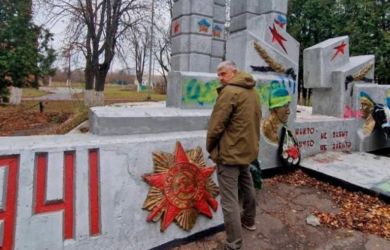 Литовский нацист осквернил памятник советским воинам в Курской области