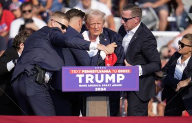 «Они пытались убить кучу людей, в том числе Трампа»: новая теория Такера Карлсона