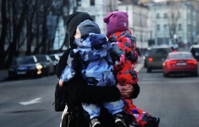 Число бедных семей снизилось за счет введения детского пособия: Росстат