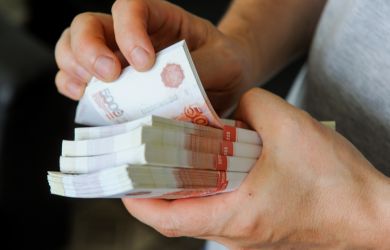 «Россияне легко могут заработать 100 тыс. руб. Нужно мало спать и работать по 12 часов в день»: экономист