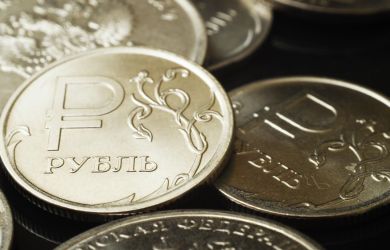 Власти РФ начнут ослаблять рубль и снижать ключевую ставку ЦБ уже этим летом: эксперт