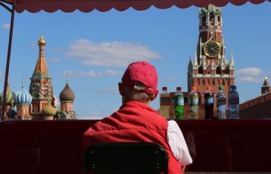Кризис накатывает, люди озлоблены. Путину нагло врут? Пенсионеры сидят на шее? Главное к 21:00