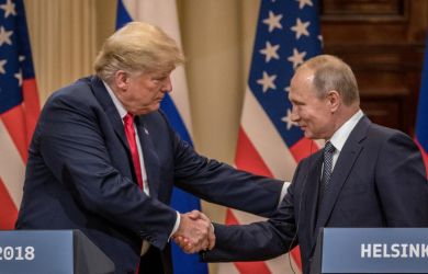 «РФ и США обмениваются оскорблениями»: взаимоотношения Путина и Трампа на обложке New York Post