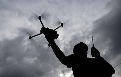 «Не реагируйте на взрывы дронов, теракты, на вбросы о ракетах и санкциях. Просто наслаждайтесь летом»: эксперт