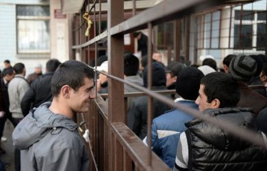 «Наркоманам и сифилитикам нет места с нами под одной крышей. Депортировать за свой счет»: законопроект по мигрантам