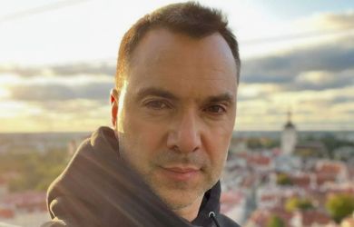 «Остановите войну, уничтожьте бандеровщину»: Арестович* неожиданно назвал Украину «гнилой»  