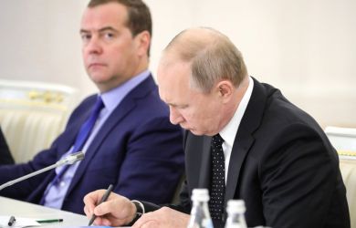 Путин взялся за своих преемников. Медведева хотят "устранить"? 