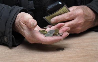 Деньги без обязательств: Кремль планирует давать бедным 10-15 тыс. рублей в месяц