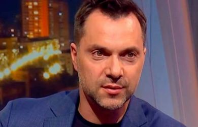 «Шансов нет. Украина проиграла войну России и распадется на три части»: Арестович*