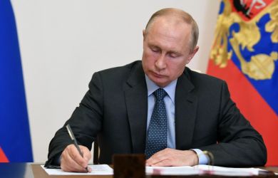 Срок оплаты ЖКХ перенесен. Счета детей в банке. Статья о возбуждении ненависти. «Только на русском»: принят ряд законов