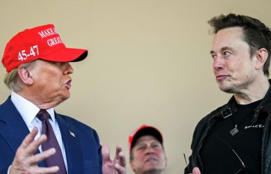 «Подумаем о депортации. На Илона нужно натравить его департамент». «Обостряете ситуацию»: Трамп скандалит с Маском
