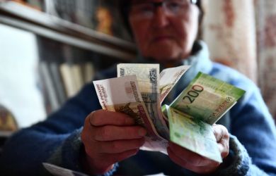 Россиянам могут резко снизить зарплаты из-за падения производства: прогноз экономиста