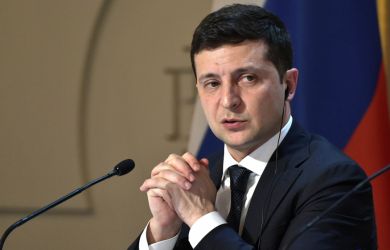Поддержка США продолжается: теперь Зеленский обвиняет Байдена и благодарит Трампа