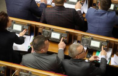 Доверие к президенту стремительно падает. За отставку проголосовало 260 чиновников  