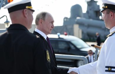 Путин посетил фрегат. Утром судно отражало атаки ВСУ на Ленобласть