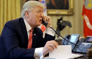 «Беседуют даже в нерабочее время»: с кем советуется Трамп перед встречей с Путиным?