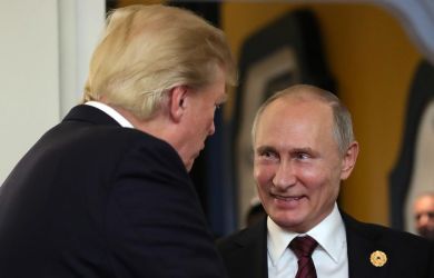 «Россия балансирует между двумя стульями, сколачивая свою табуретку»: военкор метафорой описал переговоры на Аляске