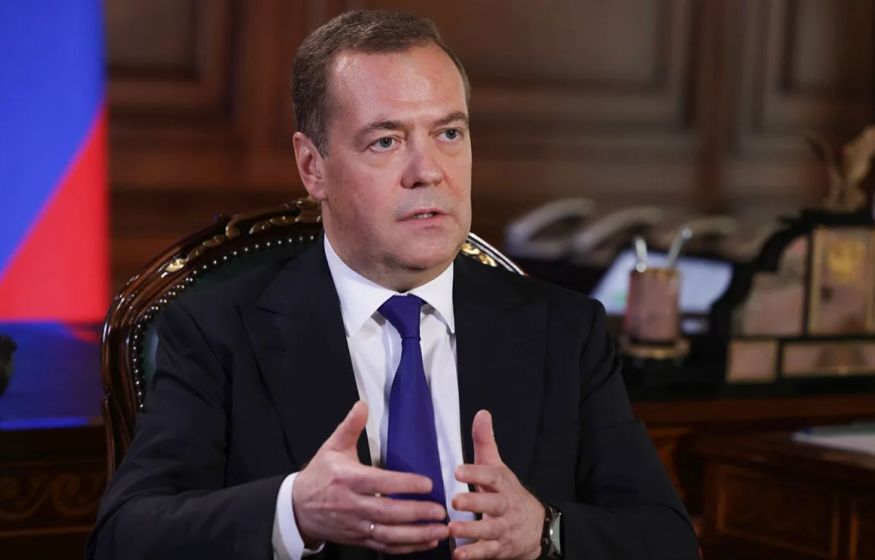 Медведев назвал президента «Королём курятника». «Почему мы живём так бедно?»: главное к утру 