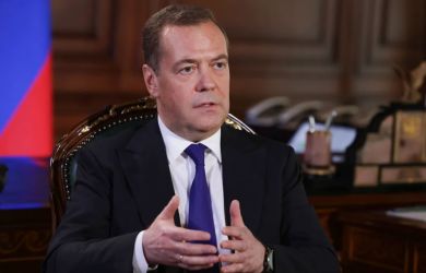 Медведев назвал президента «Королём курятника». «Почему мы живём так бедно?»: главное к утру 