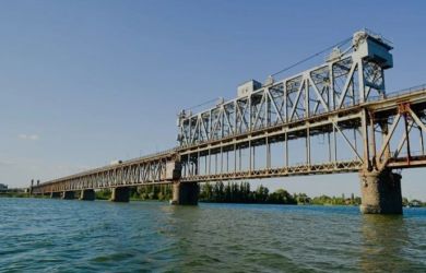 Началось. Горит здание правительства Украины, поврежден мост через Днепр. Страшный сон Киева сбывается