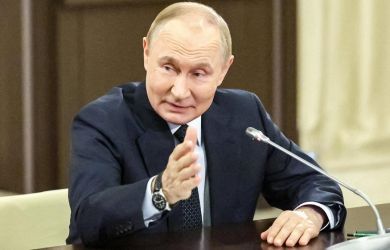 «Приходят люди в черных костюмах с портфелями и синими галстуками»: Путин «был прав» по поводу президентов США