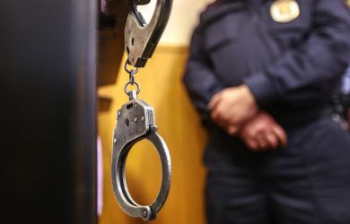 Алкоголиков хотят сажать в тюрьму и проводить платное лечение принудительно: кому грозит арест?