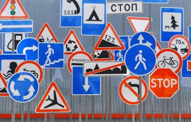 «Стоп-линия», «Глухие пешеходы» и не только: какие дорожные знаки появятся в РФ с 2026-го года?