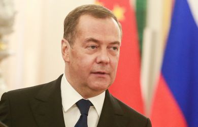 «У Франции нет президента»: Медведев жёстко оценил отставку правительства
