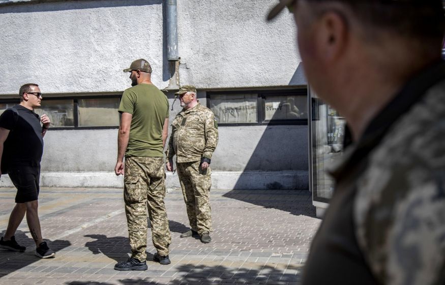 «Цена жизни — 10 000 евро»: в украинских пабликах появился «прейскурант» на выкуп из призывных комиссий