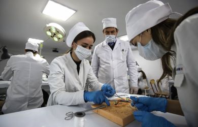 Медиков приковали к больницам: за отказ от отработки — штраф в миллионы