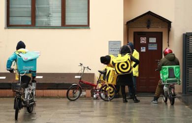 Из России утекают сотни миллиардов из-за курьеров-мигрантов: «средств хватает на целые города!»