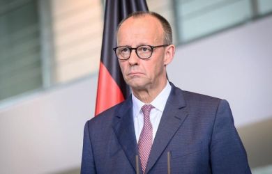 Арабы указали немцам на их  место. Мерца посадили рядом с цветочным горшком в заднем ряду.