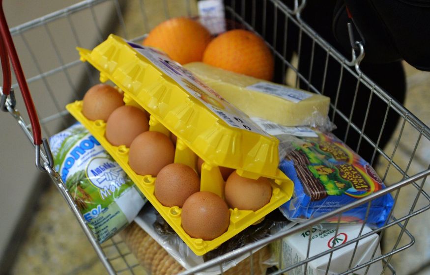 «Режим экономии» по-русски: продуктовые корзины внезапно пустеют