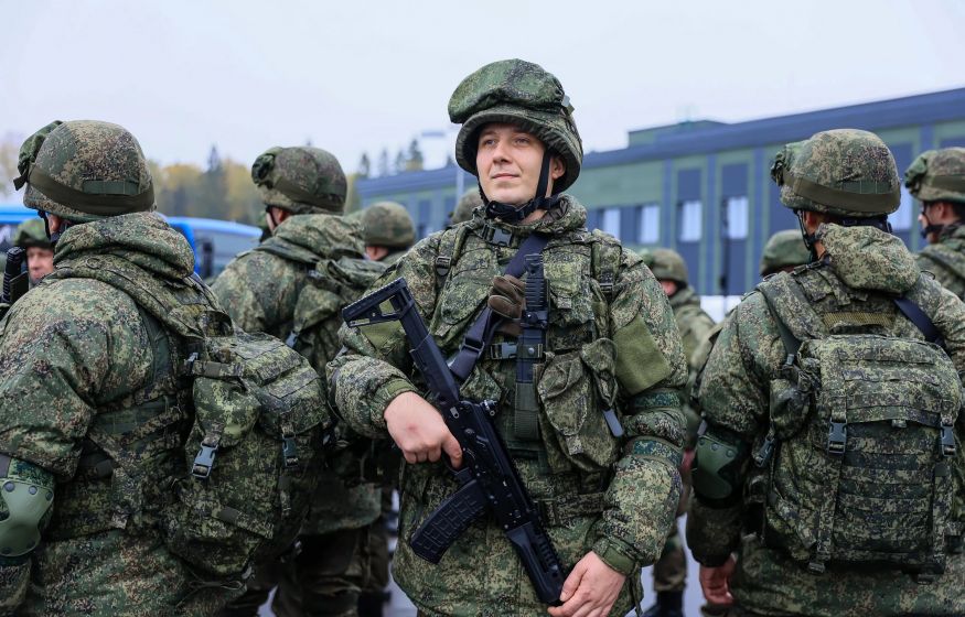 Медведев заявил о масштабном пополнении армии новыми контрактниками